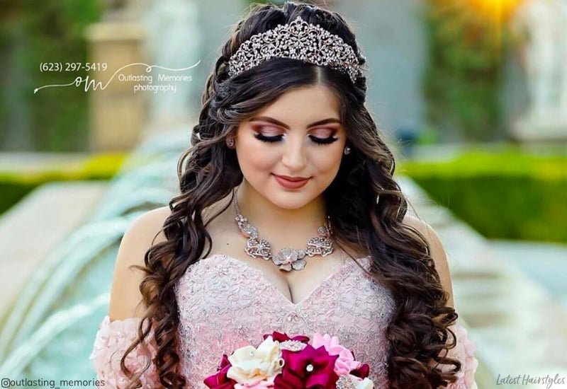 Stunning Dama Hairstyles for Quinceañeras to Shine Bright